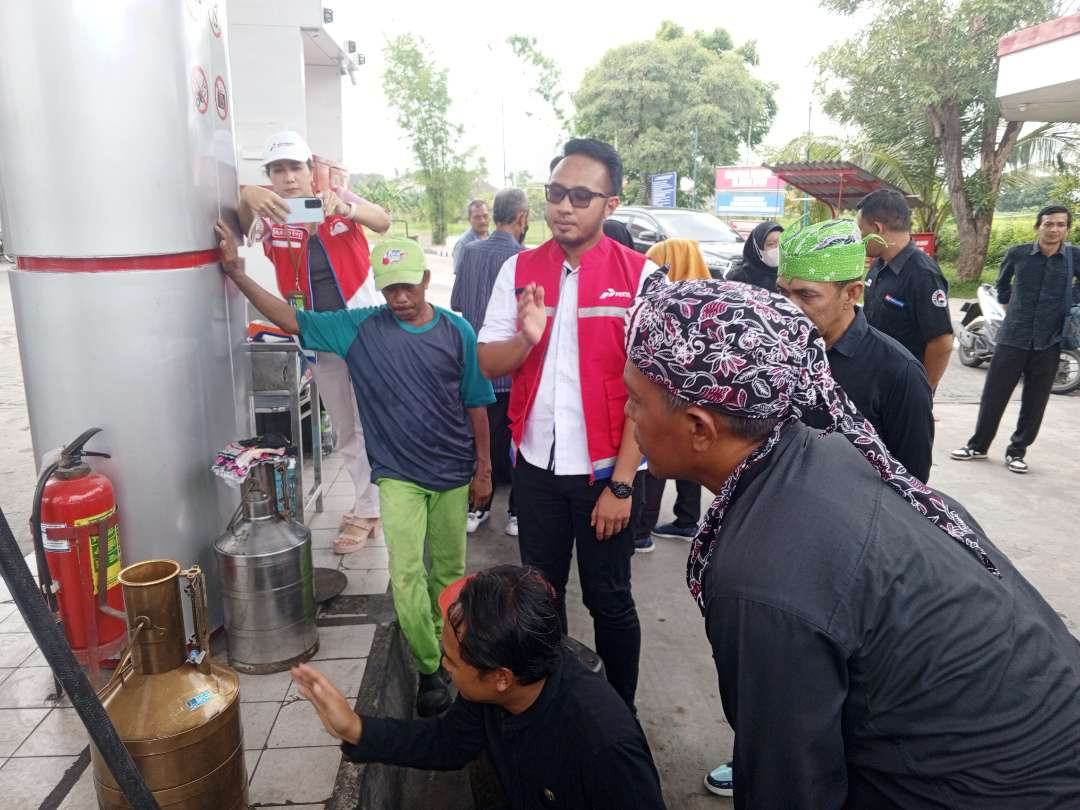 Disperindag Lamongan dan Pertamina Surabaya sidak dan uji tera di SPBU Lamongan (Foto : Imron Rosidi/Ngopibareng.id)