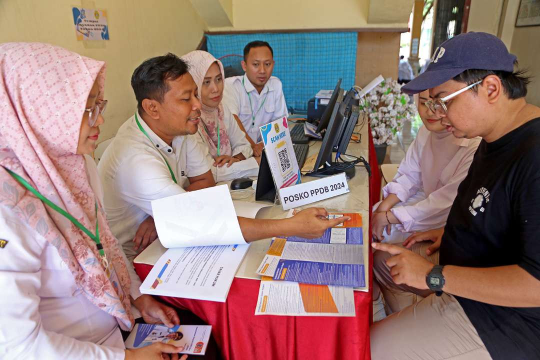 Posko Penerimaan Peserta Didik Baru (PPDB). Pemkot Surabaya masih menunggu arahan pemerintah pusat mengenai penghapusan PPDB jalur zonasi. (Foto: Julianus Palermo/Ngopibareng.id)