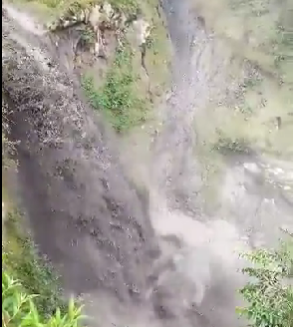 Hujan deras di puncak Gunung Merapi yang alirnya mengalir di Sungai Gandol, Cangkringan, Kabupaten Sleman, DI Yogyakarta pada Kamis 5 Desember 2024. (Foto: tangkapan layar X)