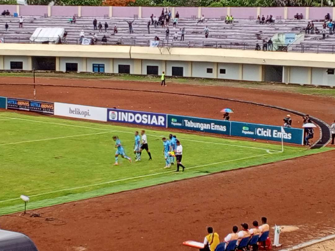 Selebrasi Persela usai Exze mencetak gol lewat titik penalti (Foto: Imron Rosidi/ngopibareng.id)