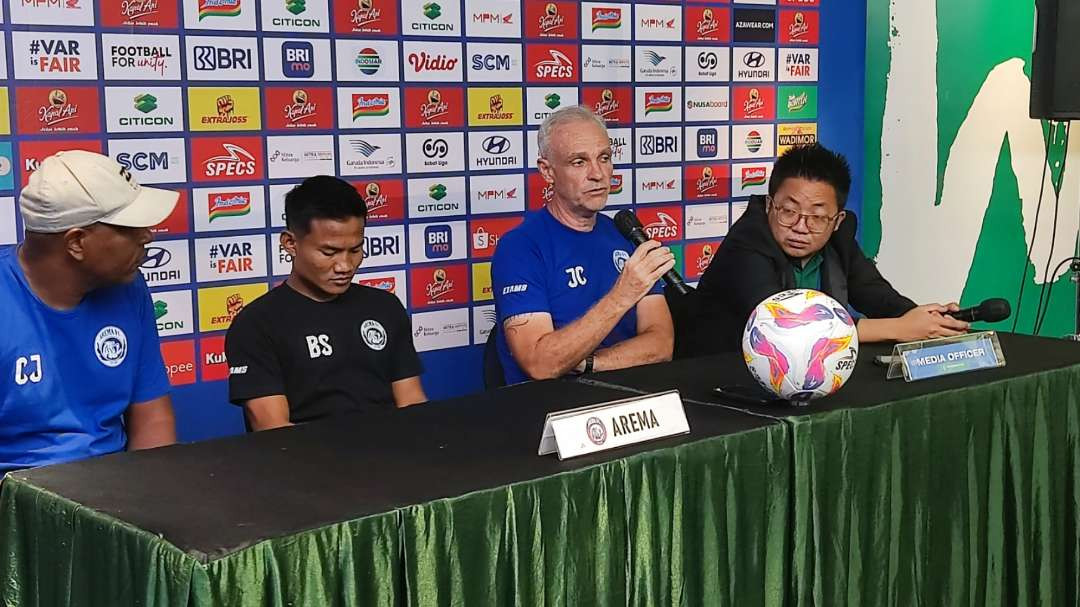 Pelatih Arema FC, Joel Cornelli dalam pre match conference di Surabaya, Jumat 6 Desember 2024. (Foto: Fariz Yarbo/Ngopibareng.id)