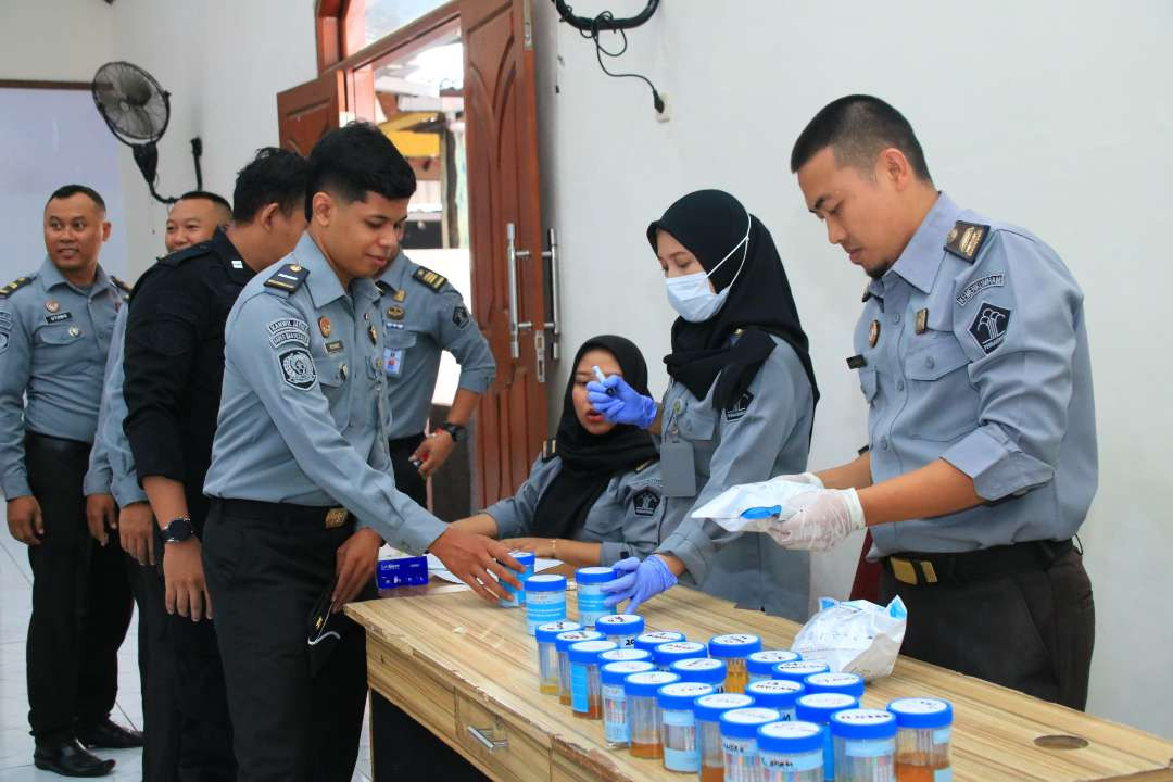 Pegawai Lapas Banyuwangi menjalani tes urin sebagai bentuk deteksi dini penyalahgunaan narkoba (Foto: Istimewa)