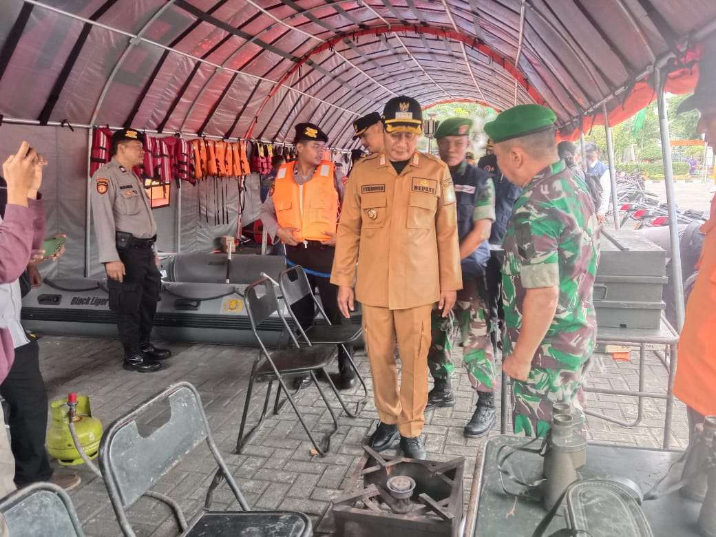 Bupati Lamongan, Yuhronur Efendi saat memeriksa peralatan untuk penanggulangan bencana (Foto: Imron Rosidi/Ngopibareng.id)