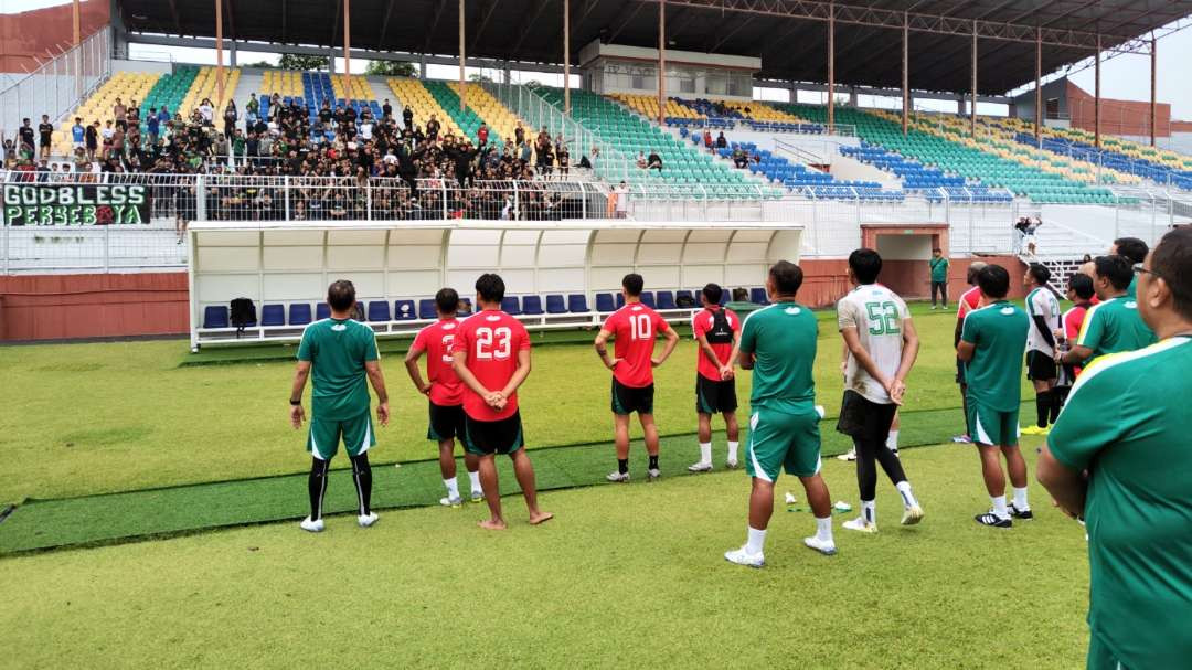 Ratusan Bonek Mania saat memberikan motivasi kepada Pemain Persebaya usai latihan di Stadion Gelora 10 November, Surabaya, Jumat 6 Desember 2024. (Foto: Fariz Yarbo/Ngopibareng.id)