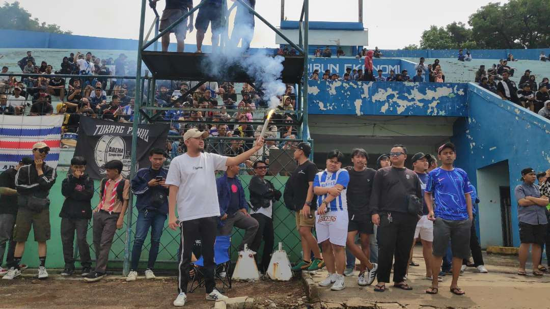 Ali Rifki pimpin Aremania di Stadion Gajayana (Foto: Agung/Ngopibareng.id)