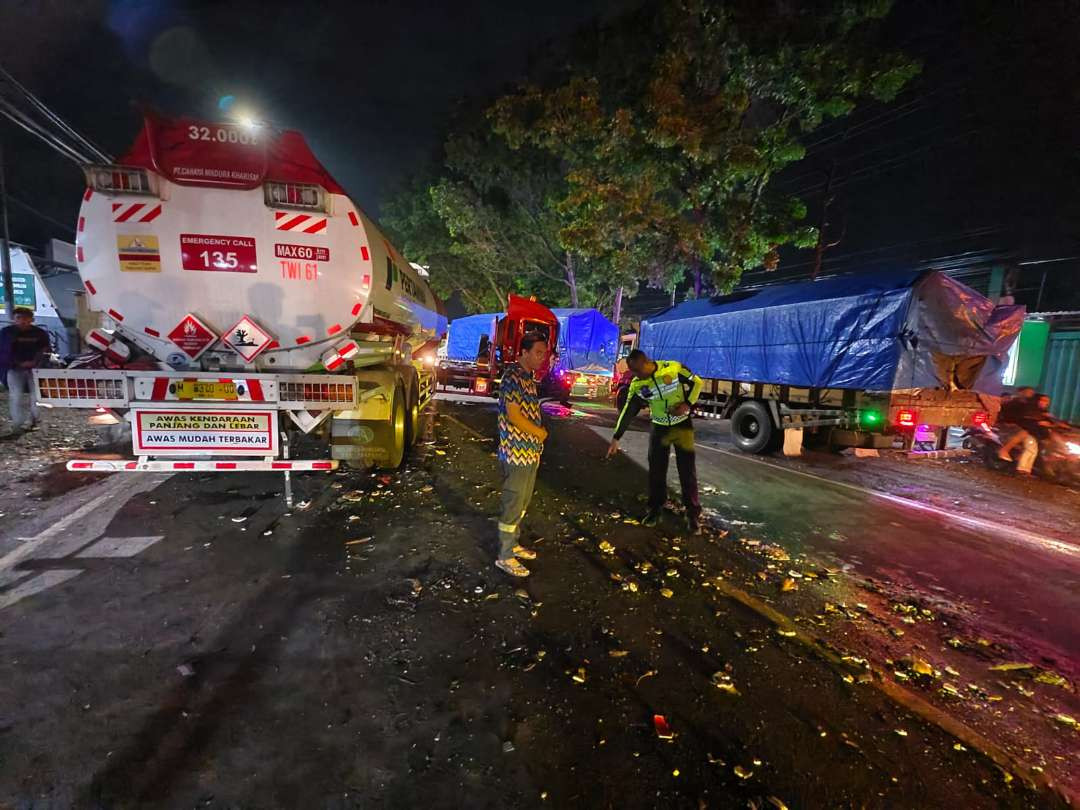 Polisi melakukan olah tempat kejadian perkara (TKP) kecelakaan beruntun yang melibatkan truk Pertamina. (Foto: Dokumentasi Satlantas Polres Jember)