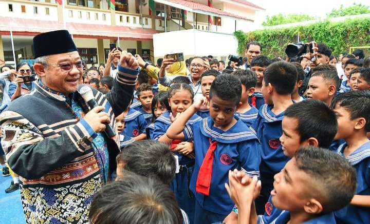 Menteri Pendidikan Dasar dan Menengah, Abdul  Mu'ti, membangkitkan semangat anak didik di NTT. (Foto: Istimewa)