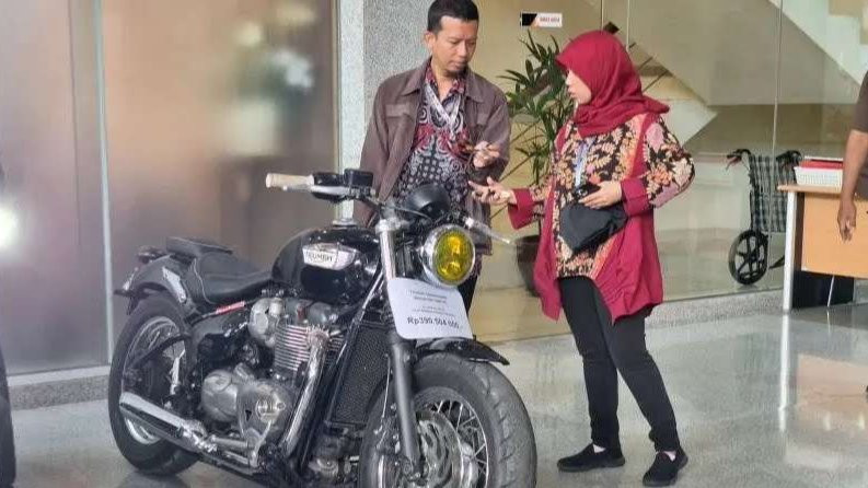 KPK memamerkan motor gede (moge) yang dirampas dari terpidana kasus korupsi mantan pejabat Dirjen Pajak Rafael Alun Trisambodo. (Foto: Ant)