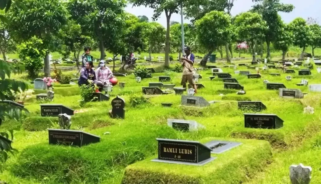 Suasana di Tempat Pemakaman Umum (TPU) Keputih Surabaya. Berdasar data, kondisi lahan makam di sana sudah terisi sebanyak 55 persen. (Foto: Istimewa)