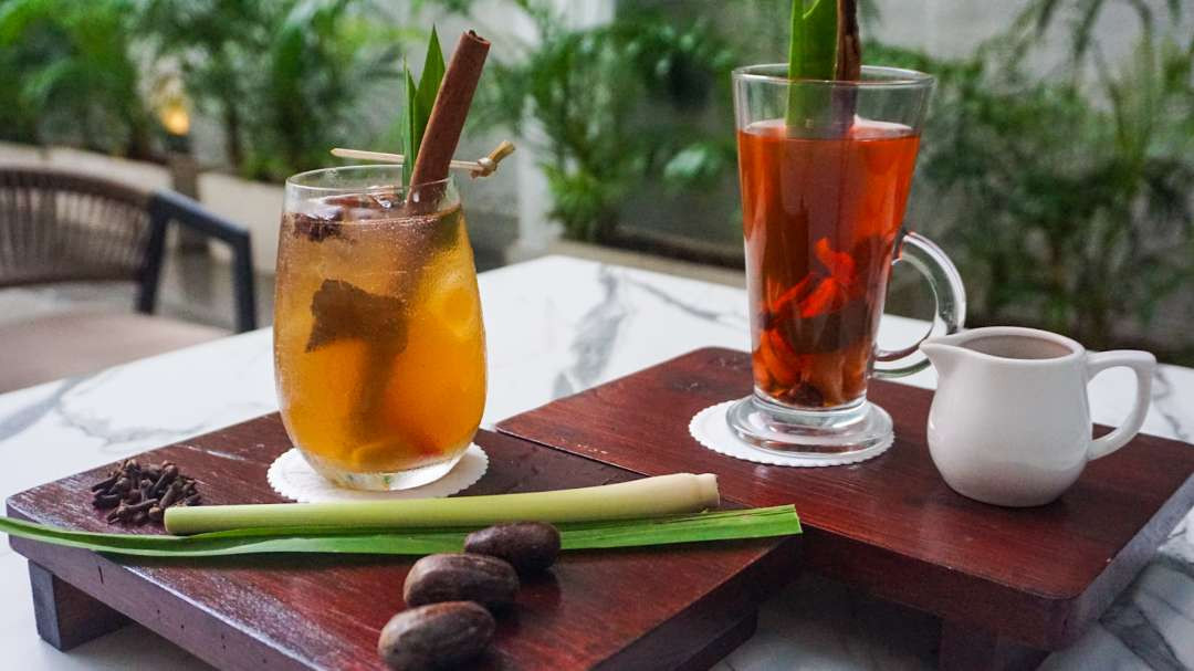 Mocktail rempah jawa, disajikan dingin dan panas. (Foto: Aini Arifin/Ngopibareng.id)