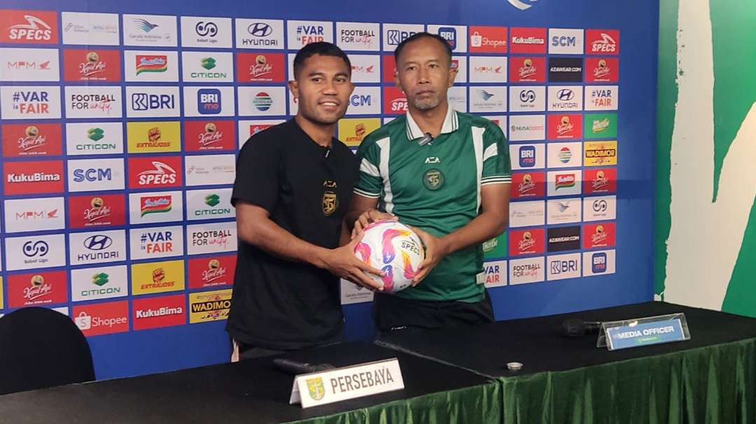 Asisten Pelatih Persebaya, Uston Nawawi bersama pemain Ardi Idrus. (Foto: Fariz Yarbo/Ngopibareng.id)