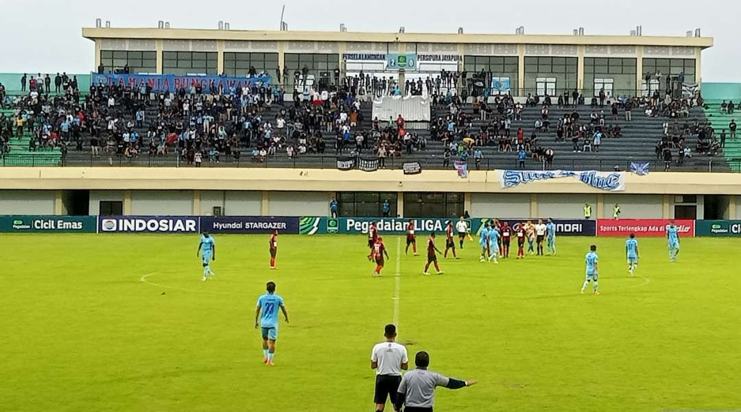 Laga antara Persela Lamongan dengan Persipura Jayapura di Stadion Tuban Sport Center (Foto: Khoirul Huda/Ngopibareng.id)