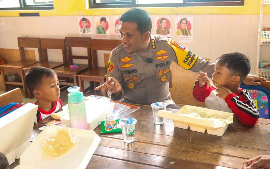 Kapolresta Sidoarjo bagikan makan siang bergizi kepada siswa SD dan TK. (Foto: Aini Arifin/Ngopibareng.id)