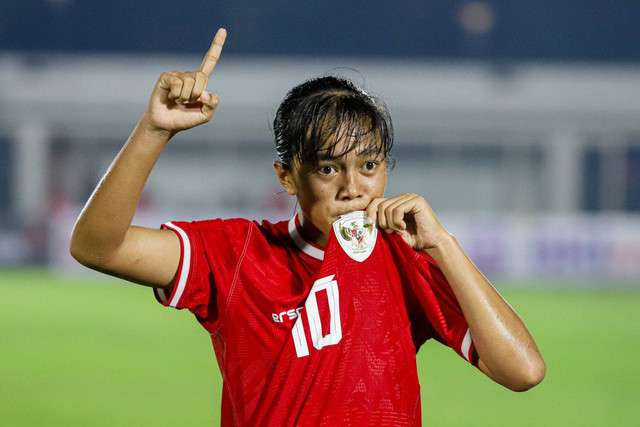 Reva Octaviani dinobatkan sebagai pemain terbaik setelah Timnas Putri Indonesia sukses menjadi kampiun Piala AFF Wanita 2024. (Foto: PSSI)