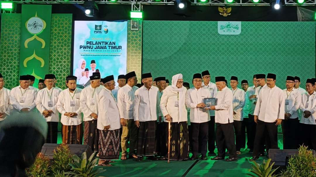 Acara pelantikan pengurus PWNU Jatim dan pengurus 18 lembaga PWNU Jatim di Jombang (30 November 2024) bahwa pengurus organisasi yang tidak melalui proses baiat itu palsu, adalah sesuai AD/ART NU. (Foto:adi/ngopibareng.id)