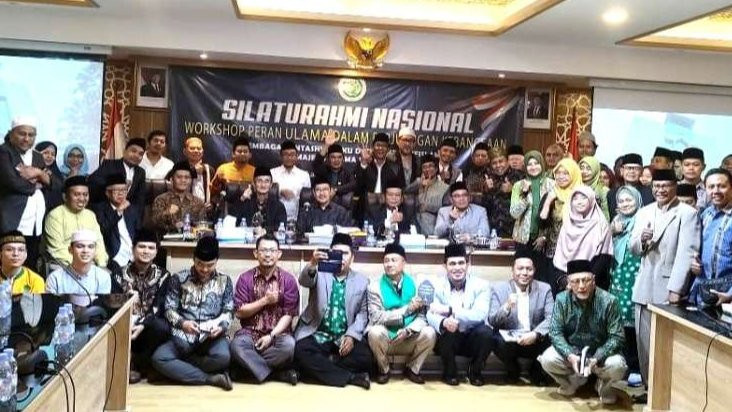 KH Husein Muhammad mempresentasikan karyanya "Kebijaksanaan Ulama, Sufi dan Filsuf" di Kantor MUI Pusat, Jakarta. Hadir sekitar 50 orang utusan berbagai organisasi Islam. (Foto: dok/ngopibareng.id)