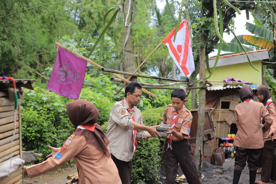 Anggota Pramuka Penegak Kwartir Cabang Jember membantu proses pemugaran rumah tidak layak di Desa Sidomulyo, Kecamatan Semboro, Kabupaten Jember pada 1 Desember 2024. (Foto: Pusdatin Kwarda Jatim)