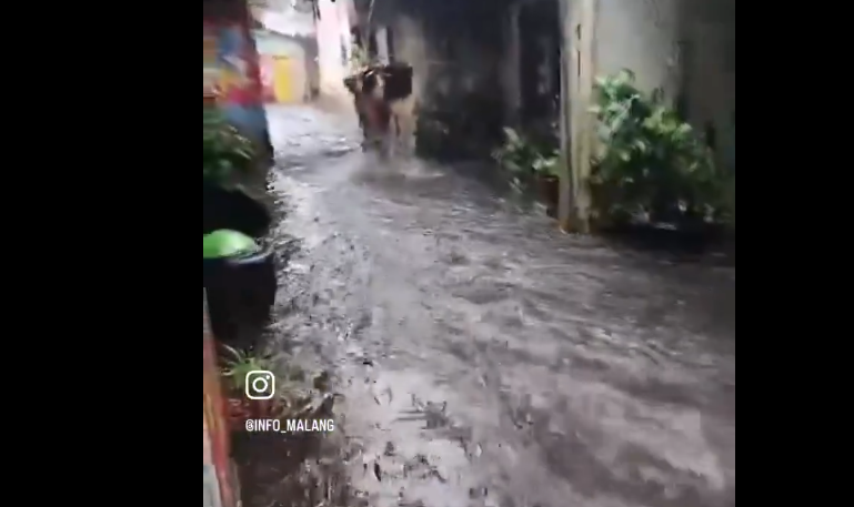 Banjir di atas lutut orang dewasa di Jalan IR. Rais Kota Malang. (Foto: Info_malang)