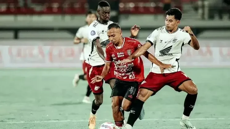 Bali United bermain imbang 1-1 melawan PSM Makassar pada laga pekan ke-12 Liga 1 Indonesia 2024/2025 di Stadion Kapten I Wayan Dipta, Gianyar, Bali. (Foto: Ant)