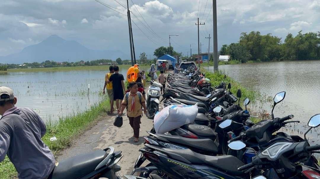 Puluhan motor dan mobil warga Dusun Gembongan diungsikan.(Foto: Deni Lukmantara/Ngopibareng.id)