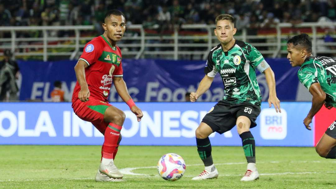 Pemain Persebaya, Ardi Idrus (kiri). (Foto: Fariz Yarbo/Ngopibareng.id)