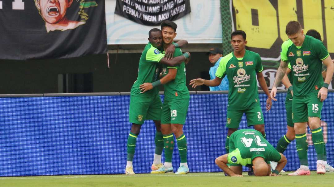 Pemain Persebaya merayakan gol yang dicetak Flavio Silva ke gawang Arema FC di Stadion Gelora Bung Tomo, Surabaya, Sabtu 7 Desember 2024 malam. (Foto: Fariz Yarbo/Ngopibareng.id)