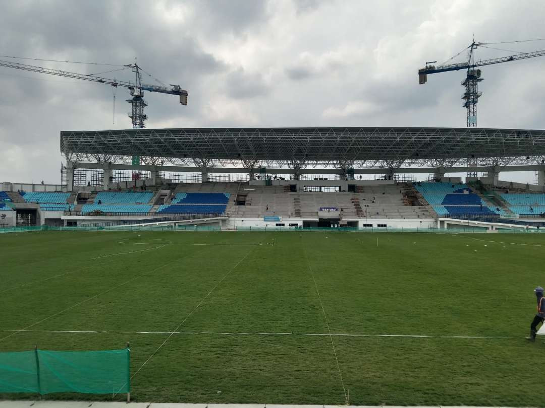 Pemasangan atap tribun barat Stadion Surajaya Lamongan sudah tintas (Foto: Imron Rosidi/ngopibareng.id)