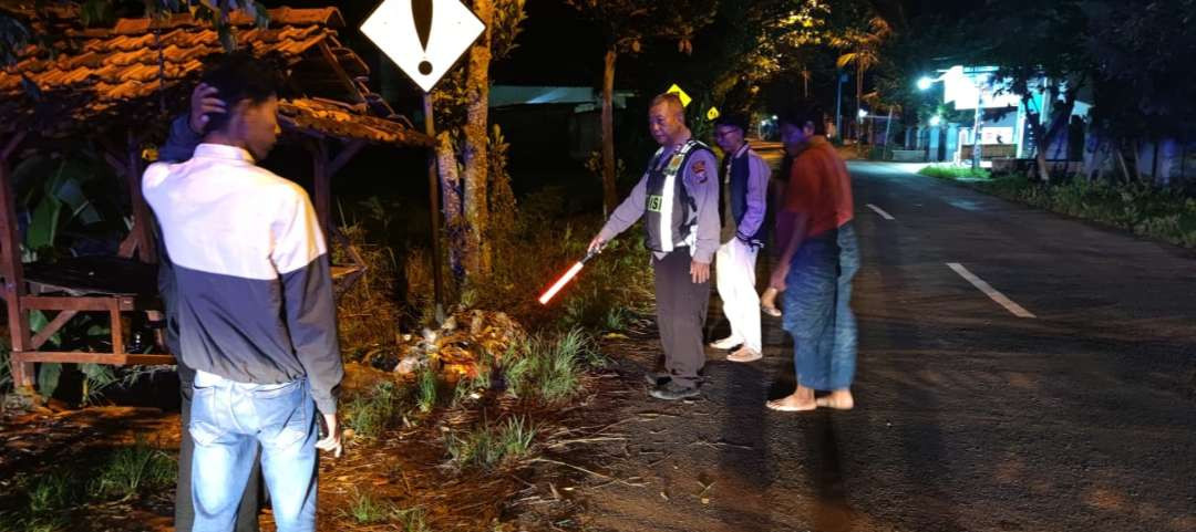 Petugas kepolisan dari Satlantas Polres Tuban melakukan olah tempat kejadian perkara kecelakaan di Jalan Merakurak-Montong. (Foto: dok. Polres Tuban)