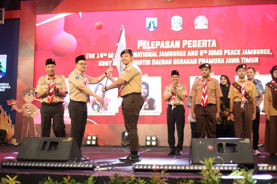 Kwartir Daerah Gerakan Pramuka Jawa Timur, Kak H. M. Arum Sabil, SP., S.H memberikan laporan acara Wawasan Kebangsaan di Graha Sawunggaling, Universitas Negeri Surabaya pada 7 Desember 2024. (Foto:Pusdatin Kwarda Jatim)