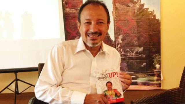 Fuad Baradja, aktivis penanggulangan masalah merokok yang juga dikenal lewat sinetron "Jin dan Jun", saat meluncurkan buku kedua bertema antirokok berjudul "Two Thumbs Up" di Jakarta, beberapa tahun lalu. Fuad meninggal di RS PON Jakarta, Jumat 6 Desember 2024. (Foto:Antara)