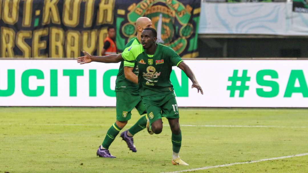 Pemain Persebaya, Flavio Silva melakukan selebrasi usai mencetak gol penentu kemenangan Persebaya atas Arema di Stadion Gelora Bung Tomo, Surabaya, Sabtu 7 Desember 2024. (Foto: Fariz Yarbo/Ngopibareng.id)