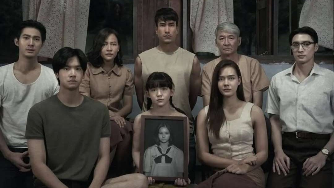 Potret keluarga di film horor Thailand berjudul Death Whisperer 2. (Foto: Major Join Film)