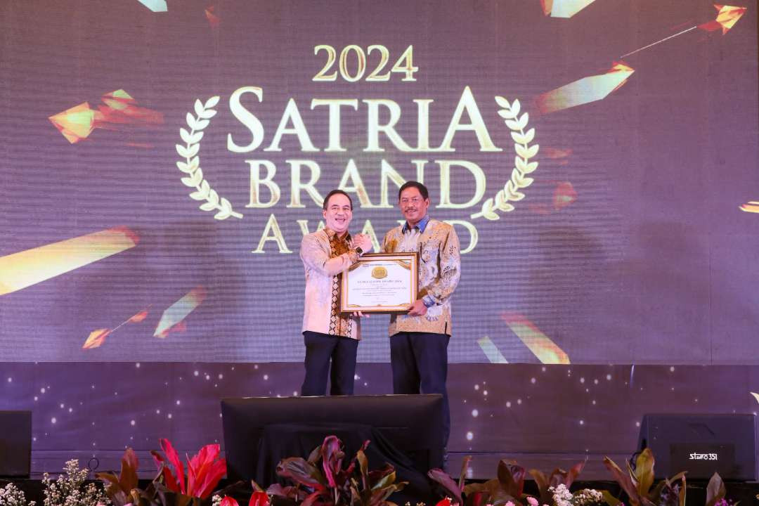 Penjabat Gubernur Jawa Tengah, Nana Sudjana menerima penghargaan Satria Leader Award 2024 untuk kategori satria penjaga stabilitas wilayah politik di tahun politik. Penghargaan itu diserahkan oleh CEO Suara Merdeka Network, Kukrit Suryo Wicaksono di Hotel Tentrem, Kota Semarang pada Jumat, 6 Desember 2024.(Foto: Istimewa)