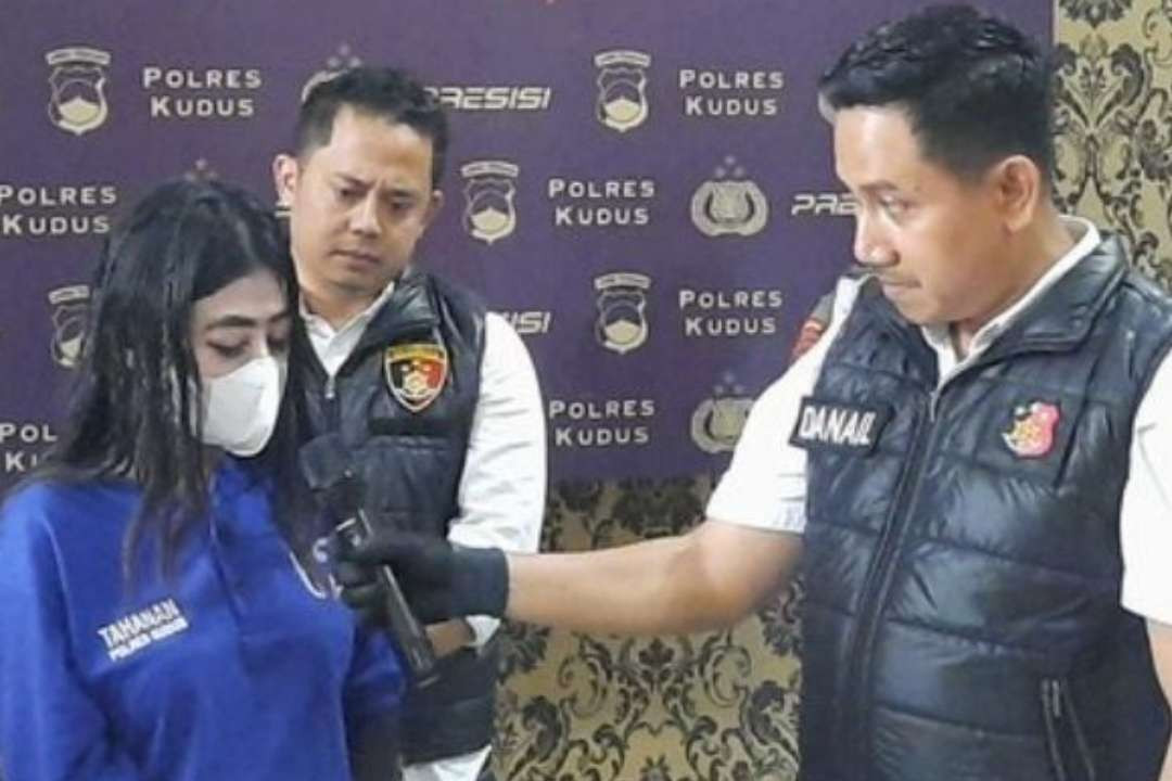 Mahasiswi DMW jualan video pornonya dengan tiga teman pria diamankan Polres Kudus, Jawa Tengah. (Foto: Istimewa)