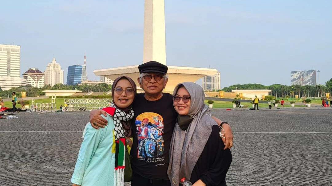 KH Ahmad Mustofa Bisri (Gus Mus), Pengasuh Pondok Pesantren Raudlatul Thalibiin, Leteh, Rembang, Jawa Tengah, bersama dua putrinya saat di Monas Jakarta. Selalu menyempatkan olahraga sehabis Subuh. (Foto: dok/ngopibareng.id)