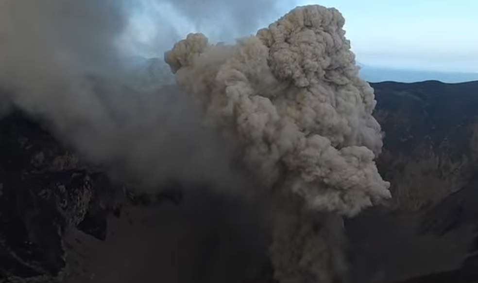 Gunung Dukono erupsi. (Foto: YouTube)