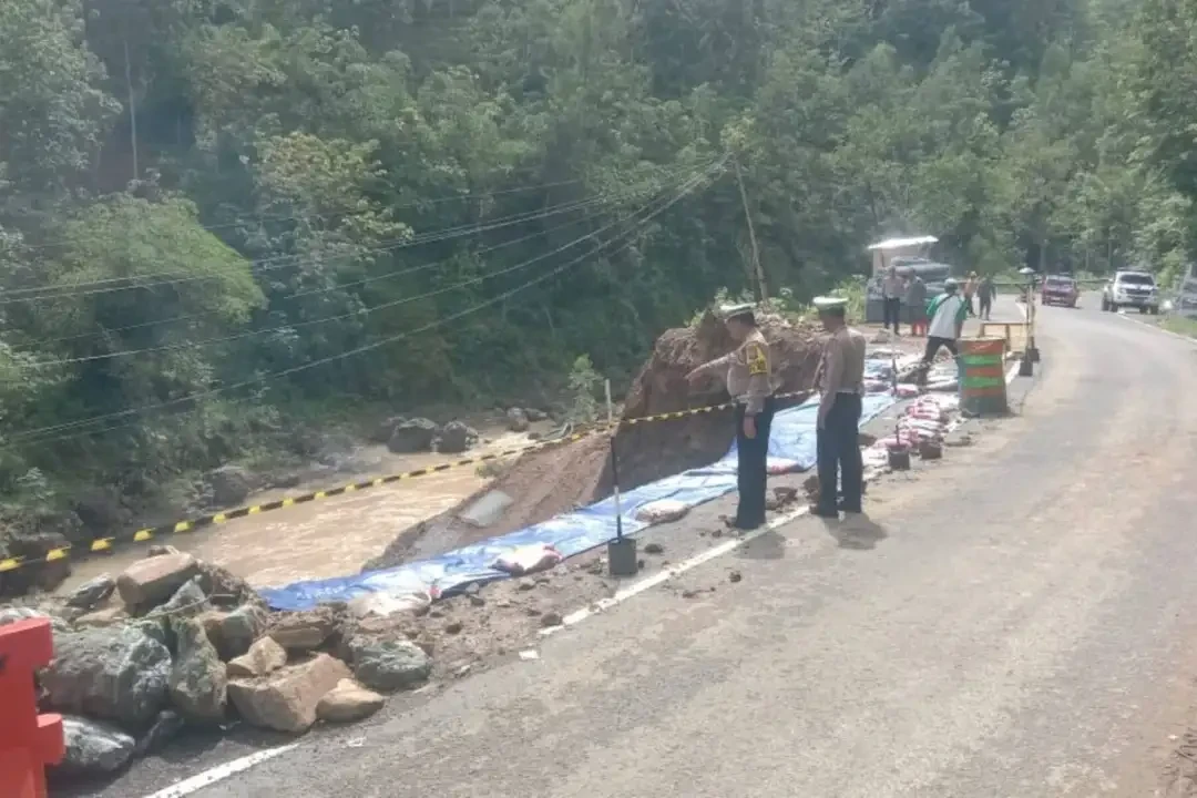 Jalan Raya Ponorogo-Pacitan di kilometer 233, tepatnya di Desa Ploso, Kecamatan Tegalombo, Kabupaten Pacitan, Jawa Timur, amblas sepanjang 50 meter. (Foto: BPBD Pacitan)