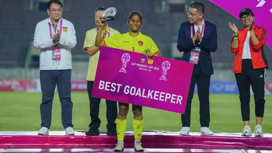 Laita menuju podium juara Piala AFF Wanita 2024. (Foto: dok. Laita)