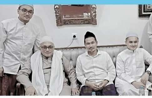 KH Ahmad Bahauddin Nursalim (Gus Baha) bersama keluarga KH Idris Hamid Pasuruan. (Foto:dok/ngopibareng.id)