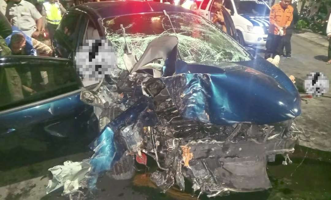 Bodo depan mobil ringsek usai menabrak motor gerobak sampah di Jalan Manyar Kertoarjo Surabaya, Minggu 8 Desember 2024 dini hari. (Foto: Instagram @call112surabaya)