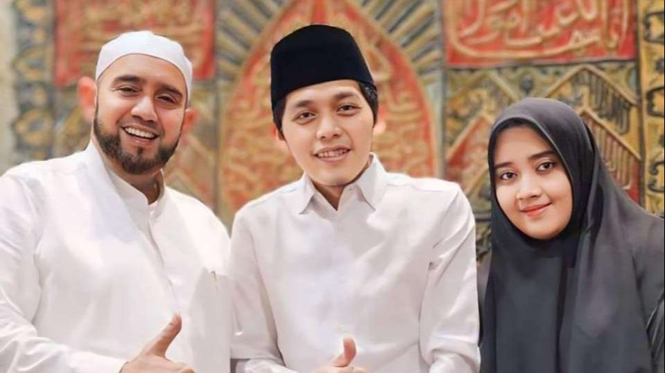 Habib Syech bin Abdul Qodir Assegaf dan Gus Muhammad Iqdam dari Blitar bersama istrinya. (Foto: dok/ngopibareng.id)