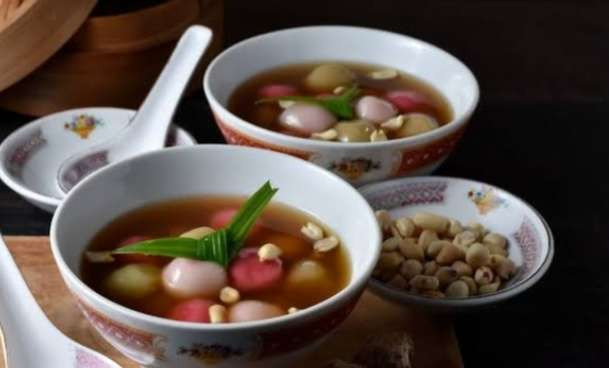 Wedang Ronde minuman tradisional asal Jawa Tengah penghangat tubuh di saat cuaca dingin dan musim hujan (Foto: Asmanu Sudarso/ngopibareng.id)