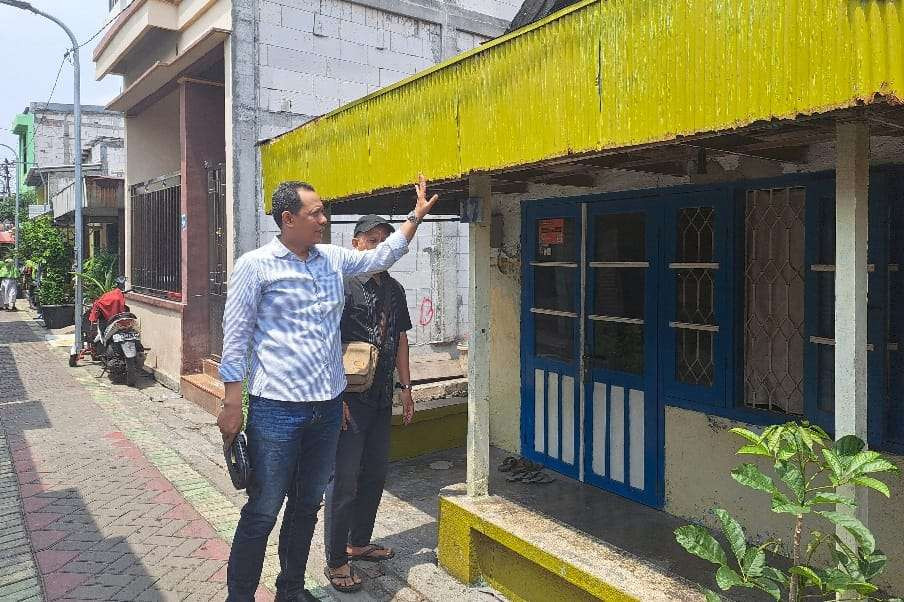 Anggota Komisi C DPRD Surabaya, Achmad Nurdjayanto saat meninjau rumah warga di Kelurahan Tambaksarioso, Kecamatan Asemrowo yang menjadi langganan banjir rob. (Foto: Julianus Palermo/Ngopibareng.id)