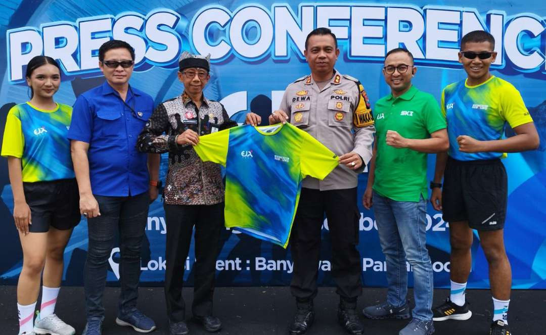 Pj. Sekretaris Daerah Banyuwangi Guntur Priambodo bersama Wakapolresta Banyuwangi AKBP I Dewa Putu Eka Darmawan menunjukkan jersey EJRF (foto : Muh Hujaini/Ngopibareng.id)