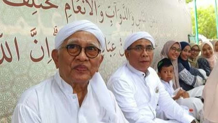 KH Ahmad Mustofa Bisri atau Gus Mus, Pengasuh Pondok Pesantren Raudlatut Thalibin, Rembang, Jawa Tengah. Tampak, Ketua Umum PBNU KH Yahya Cholil Staquf. (Foto: dok/ngopibareng.id)