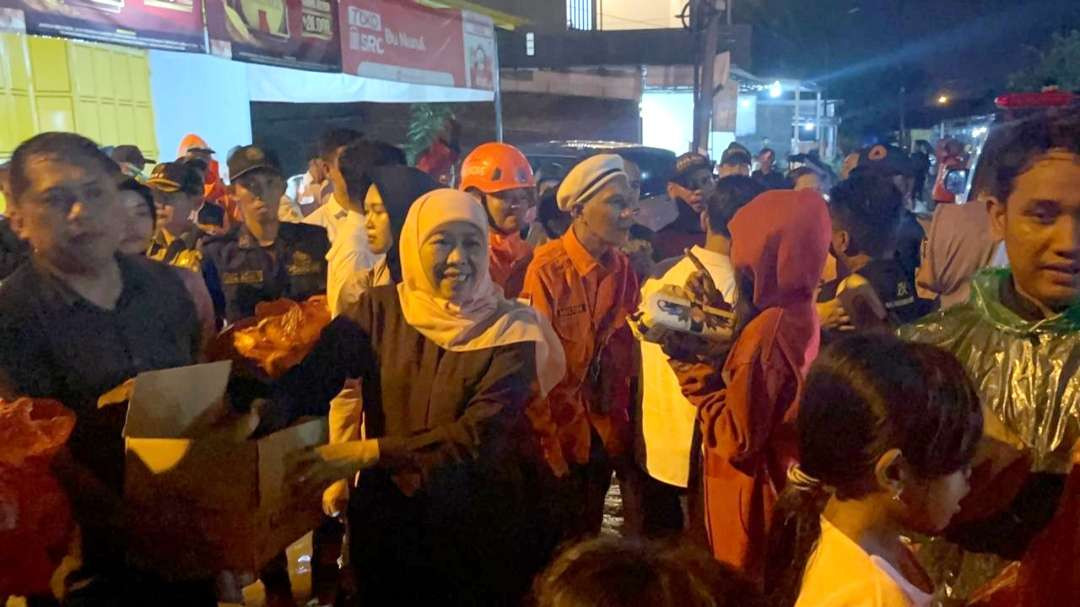 Khofifah saat meninjau banjir di Desa Tempuran, Sooko, Mojokerto, Senin 9 Desember 2024. (Foto: Deni Lukmantara/Ngopibareng)