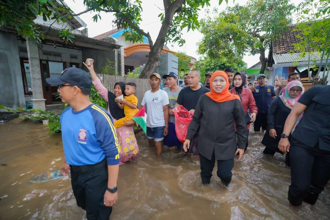 Calon Gubernur Jawa Timur Khofifah Indar Parawansa turun langsung memberikan bantuan kepada korban banjir di Kabupaten Pasuruan Jawa Timur. (Foto: Istimewa)