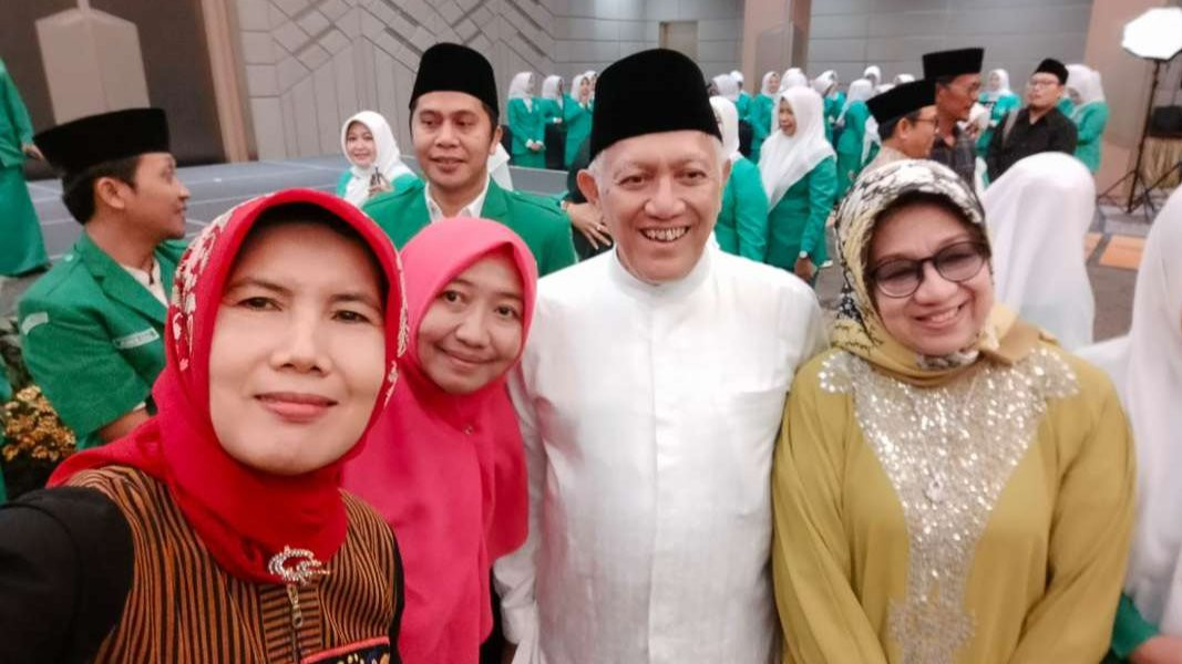 Hj Faridatul Hanum, aktivis PW Muslimat NU Jawa Timur, bersama KH Kikin Abdul Hakim Mahfudz (Ketua PWNU Jawa Timur) dan istrinya. (Foto: dok/ngopibareng.id)