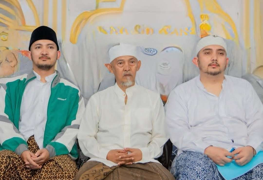 KH Abdulloh Kafabihi Mahrus, Pengasuh Pondok Pesantren Lirboyo Kediri bbersama putranya, Gus Achmad Kafabihi dan saudaranya. (Foto: dok/ngopibareng.id)