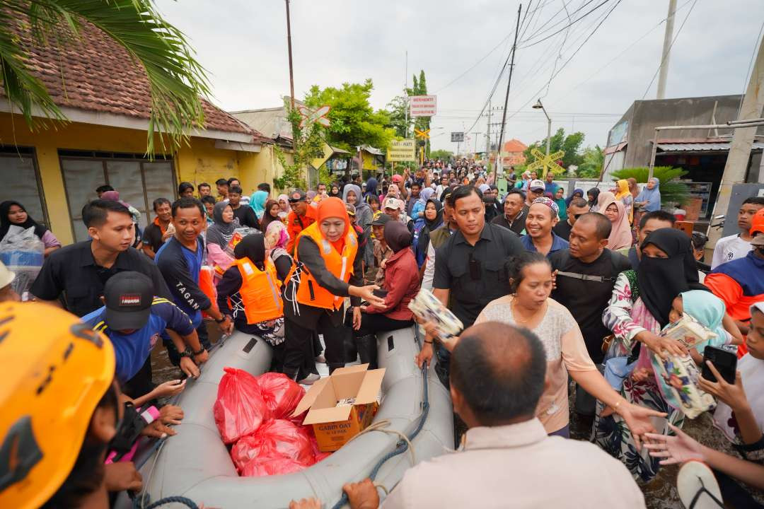 Calon Gubernur Jawa Timur Terpilih Khofifah Indar Parawansa meninjau dan menyalurkan bantuan untuk warga masyarakat terdampak banjir di Kabupaten Pasuruan, Minggu 8 Desember 2024. (Foto: Dok)